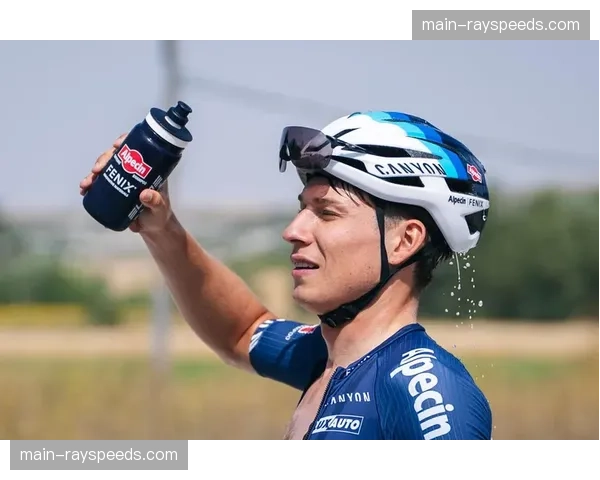 环加泰罗尼亚赛，车手在补给点“争抢”当地特色面包