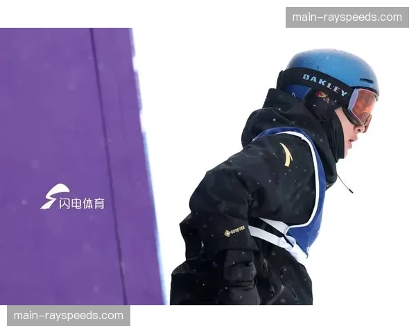 冬奥会冠军苏翊鸣在单板滑雪世界杯颁奖台上，与儿时偶像马克-麦克莫里斯并肩合影