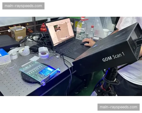 特写：资深场边记者安德烈亚的转型，从手持话筒到操作无人机进行采访