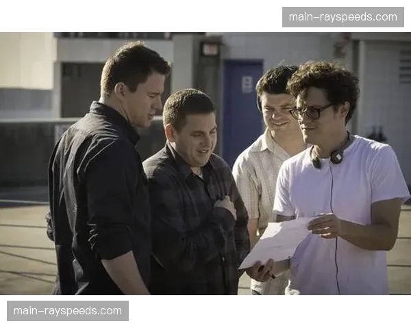 特写：第十回合结束铃声响起，老将米勒靠在围绳上大口喘气